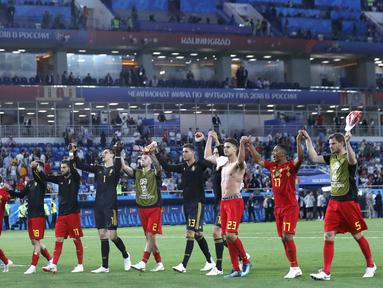 Para pemain Belgia merayakan kemenangan atas Inggris pada laga grup G Piala Dunia di Stadion Kaliningrad, Kaliningrad, Rabu (28/6/2018). Belgia menang 1-0 atas inggris. (AP/Hassan Ammar)