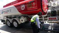 Petugas beraktivitas di Depot Pengisian Pesawat Udara (DPPU) DEO Sorong seusai diresmikan, Sorong, Papua Barat, Kamis (21/11/2019). PT Pertamina (Persero) secara resmi mengoperasikan Depot Pengisian Pesawat Udara (DPPU) DEO Sorong pada hari ini. (Liputan6.com/Herman Zakharia)
