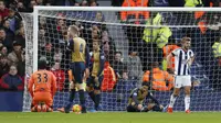 Gelandang Arsenal, Mikel Arteta, tertunduk lesu usai mencetak gol bunuh diri saat menghadapi West Bromwich Albion, Sabtu (21/11/2015) malam WIB. (Reuters/ Ed Sykes)