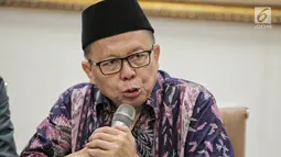 Sekjen PPP Asrul Sani menggelar konferensi pers terkait penetapan status tersangka Ketum PPP Romahurmuziy oleh KPK di Jakarta, Sabtu (16/3). PPP akan segera melakukan rapat pengurus harian untuk menentukan nasib Romahurmuziy. (Liputan6.com/Faizal Fanani)