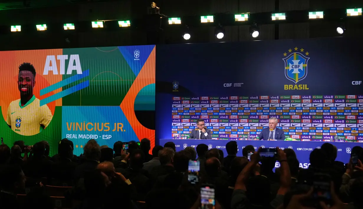 Dalam perkenalannya, Carlo Ancelotti langsung mengumumkan skuad pertamanya untuk timnas Brasil. (AP Photo/Silvia Izquierdo)