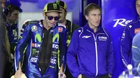 Pembalap Movistar Yamaha, Valentino Rossi, masih harus menggunakan tongkat pada sesi latihan MotoGP Aragon, Jumat (22/9/2017). (AFP/Javier Soriano)