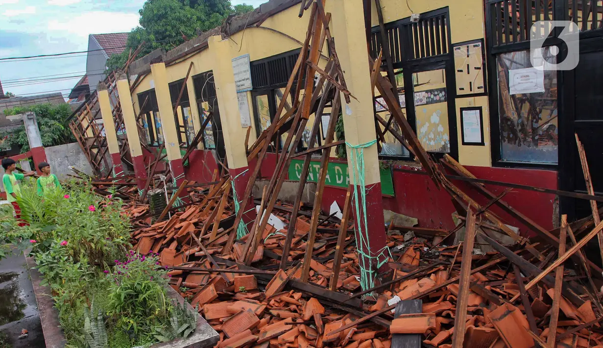 Ambruknya dua atap kelas membuat sejumlah genteng yang pecah menjadi porak poranda. (merdeka.com/Arie Basuki)