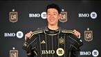 Pemain sepak bola Korea Selatan, Son Heung-min sesaat sebelum memberi keterangan terkait keputusannya bergabung dengan Los Angeles FC (LAFC) di Field Club, Stadion BMO, Los Angeles, Amerika Serikat pada 6 Agustus 2025. (Frederic J. Brown/AFP)