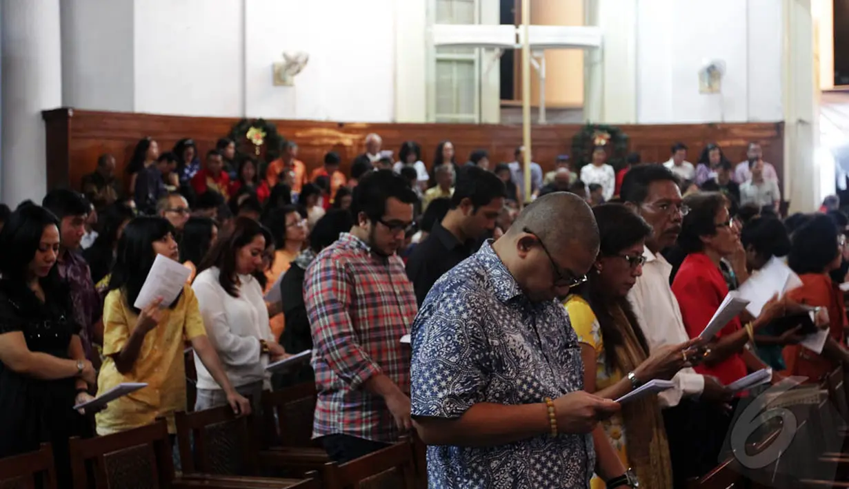 Jemaat Gereja Immanuel Jakarta terlihat khusyuk menjalani ibadah misa Natal tahun 2014, Rabu (24/12/2014). (Liputan6.com/Faizal Fanani)