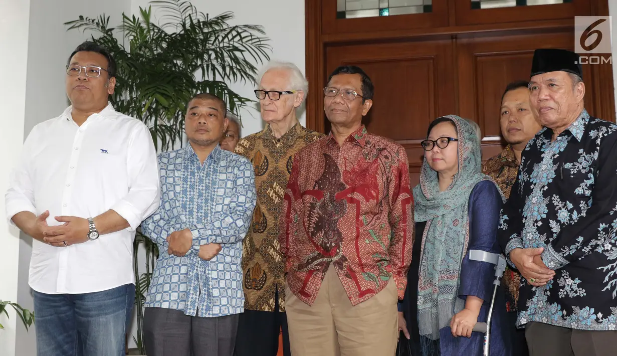 Mantan Ketua MK, Mahfud MD (tengah) bersama para tokoh Gerakan Suluh Kebangsaan bersiap memberi keterangan usai melakukan pertemuan dengan Presiden RI kelima, Megawati Soekarnoputri di Jakarta, Jumat (17/5/2019). Pertemuan berlangsung tertutup. (Liputan6.com/Helmi Fithriansyah)