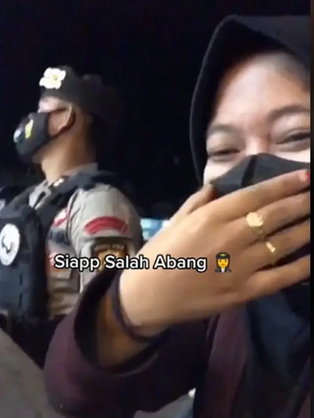 Lagi Makan di Luar, Wanita Ini Terkejut Didatangi Kakak yang Sedang Patroli