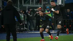 Pemain Napoli, Giacomo Raspadori (tengah) merayakan gol penyeimbang 1-1 ke gawang Lazio dalam laga lanjutan Liga Italia 2024/2025 di Olympic Stadium, Roma, Italia, Minggu (16/02/2025) WIB. (AFP/Filippo Monteforte)