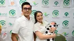 Pemain Sinetron Tya Ariestya saat berpose dengan suami dan anak pertamanya di rumah sakit kasawan Cikini, Jakarta, Sabtu (6/8/2016). Anak pertama pasangan Tya dan Irfan diberi nama Muhammad Irfan Ratinggang.( Liputan6.com/Herman Zakharia)