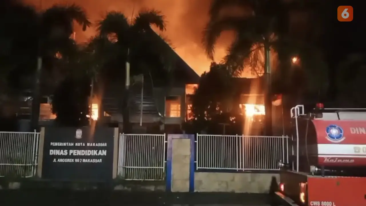 Kebakaran di Kantor Dinas Pendidikan Kota Makassar (Liputan6.com/Fauzan)