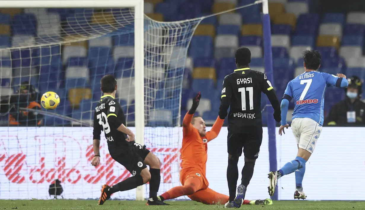 Pemain Napoli, Eljif Elmas (kanan) berhasil menjebol gawang Spezia dalam pertandingan perempat final Coppa Italia di Stadion Diego Armando Maradona, Jumat (29/1/2021) dini hari WIB. (Foto: AP/LaPresse/Alessandro Garofalo)