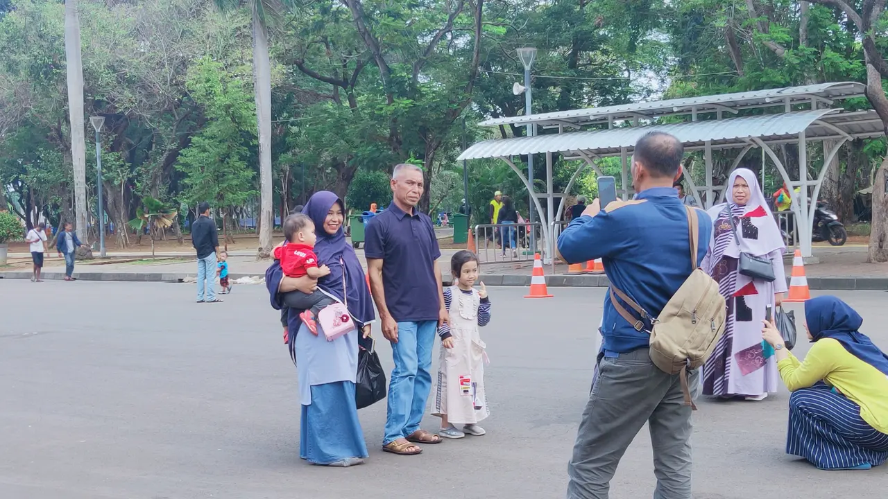 Usai ledakan yang terjadi di kawasan Monumen Nasional (Monas), warga mulai kembali berkunjung.