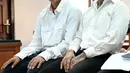 Warga negara Thailand, Prakob Seetasang (kiri) dan Adison Phonlamat (tengah) saat menjalani persidangan kasus penyelundupan narkoba di pengadilan Denpasar, Bali (23/9/2019). Jaksa menuntut 2 pria Thailand tersebut dengan hukuman penjara 18 tahun. (AFP Photo/Sonny Tumbelaka)