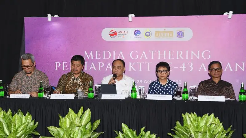 Menteri Komunikasi dan Informatika Budi Arie Setiadi (tengah) dalam Media Gathering Persiapan KTT ke-43 ASEAN bersama Forum Pemred, di Hutan Kota Plataran Senayan, Jakarta Pusat, Senin (28/08/2023). - (AYH/Kominfo)