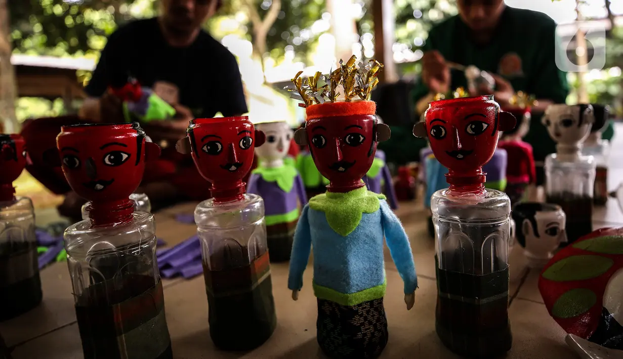 Ondel-ondel dari botol bekas yang sedang dalam proses pembuatan di Sanggar Rumah Kreasi, Jakarta, Minggu (13/6/2021). Chairuddin memanfaatkan botol bekas menjadi ondel-ondel untuk dijual dengan harga sepasang Rp35 ribu dan bisa membuat ratusan setiap harinya. (Liputan6.com/Johan Tallo)
