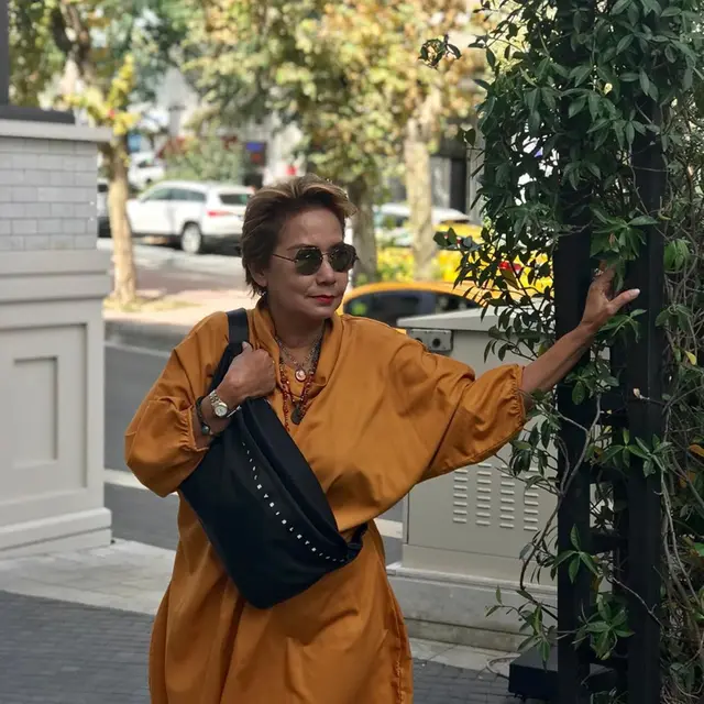 Lama Tak Muncul, Ini 6 Potret Terbaru Debby Sahertian yang Fokus di Dunia Fashion