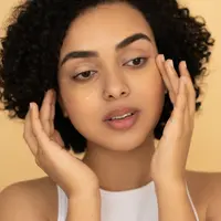 Ilustrasi orang yang sedang merawat kulit untuk menjaga produksi kolagen. Credits: pexels.com by Mikhail Nilov