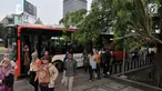 Penumpang turun dari bus Transjakarta di Kawasan Terintegrasi Transportasi Dukuh Atas, Jakarta, Rabu (12/6/2019). PT Transjakarta mencatat adanya peningkatan penumpang setelah Moda Raya Terpadu (MRT) beroperasi. (merdeka.com/Iqbal S. Nugroho)