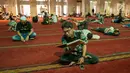 Seorang jamaah membaca kitab suci Al Quran seusai salat Jumat di Masjid Istiqlal, Jakarta, Jumat (2/6). Waktu luang diisi warga dengan membaca Al-quran atau beristirahat di masjid sambil menunggu waktu berbuka puasa. (Liputan6.com/Gempur M Surya)