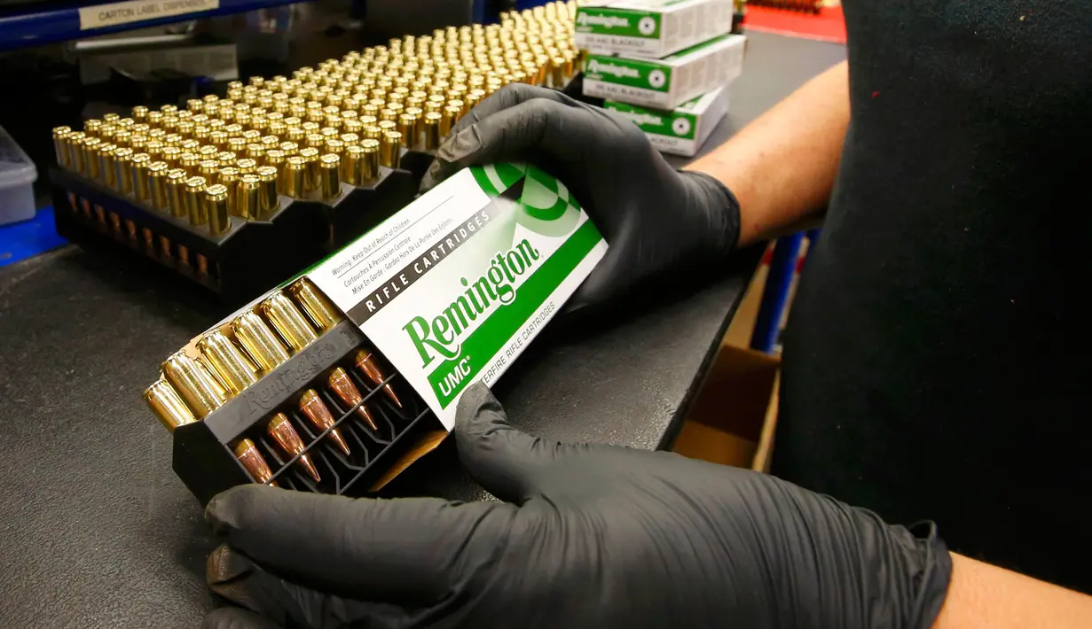 Seorang pekerja saat mengemas peluru-peluru yang telah dibuat di Pabrik peluru Barnes Bullets, Utah, Amerika Serikat, Rabu (6/1). (REUTERS/George Frey)