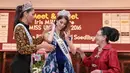 Selama beberapa hari di Indonesia, Miss Universe 2016, Iris Mittenaere itu sangat berkesan saat makan nasi goreng. Selain itu, ia juga sangat menikmati sayur asem dan lemper. (Adrian Putra/Bintang.com)