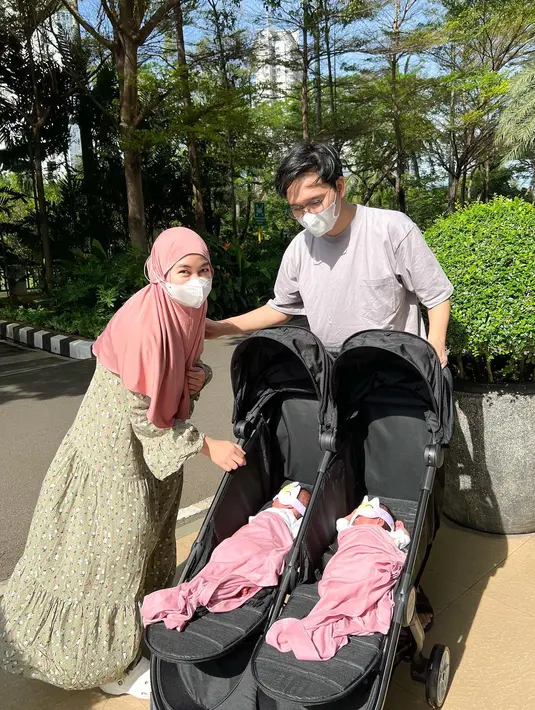 <p>Potret anak kembar Anisa Rahmad kerap mencuri perhatian publik. Tidak sedikit yang memuji wajah cantik baby twins yang menggemaskan. [Foto: Instagram.com/anisarahma_12]</p>
