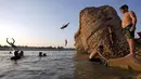 <p>Warga berenang di Sungai Tigris untuk menghalau panas, Baghdad, Irak, 13 Juli 2023. (AP Photo/Hadi Mizban)</p>