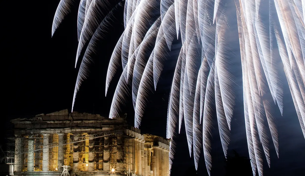 Kembang api meledak di atas Kuil kuno Parthenon dari bukit Acropolis pada malam pergantian tahun di Athena, Yunani, Minggu (1/1). Sebagian besar negara merayakan datangnya tahun baru 2017 dengan pesta kembang api. (REUTERS/Alkis Konstantinidis)