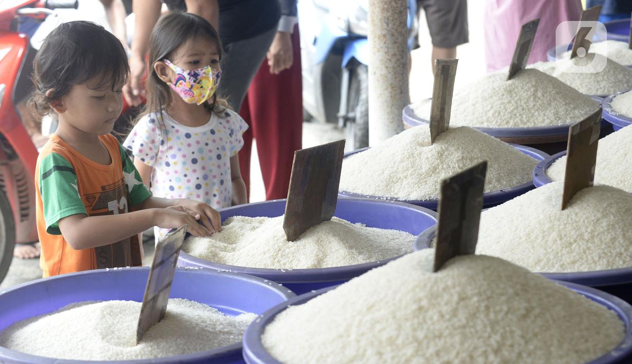 Anak-anak melihat-lihat beras yang dijual di pinggir Jalan Raya Pamulang, Tangerang Selatan, Banten, Jumat (11/12/2020). Jelang Natal dan Tahun Baru 2021, harga beras dipasaran masih normal tidak ada kenaikan. (merdeka.com/Dwi Narwoko)