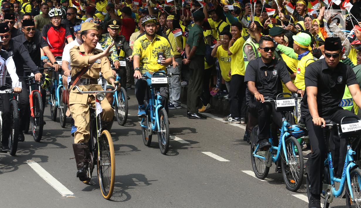  FOTO Bergaya Bung Tomo Jokowi Keliling Bandung Naik 