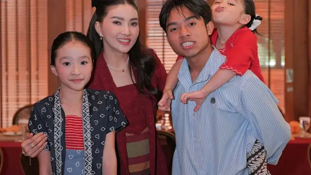 Gaya Sarwendah Tampil Berkebaya dan Batik Merah di Perayaan Ultah ke-36, Tampil Serasi dengan Giorgio Antonio