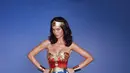 Kendall Jenner tampil dengan kostum Wonder Woman, dengan bodysuit merah dan birunya. Lengkap dengan riasan kepala ala Wonder Woman. [@kendalljanner]