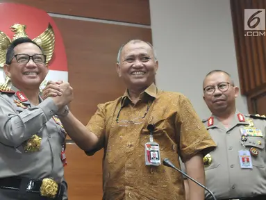 Kapolri Jenderal Tito Karnavian berjabat tangan dengan Pimpinan KPK, Agus Rahardjo saat konfrensi pers membahas penanganan kasus teror terhadap penyidik senior KPK Novel Baswedan, Jakarta, Senin (19/6). (Liputan6.com/Helmi Afandi)