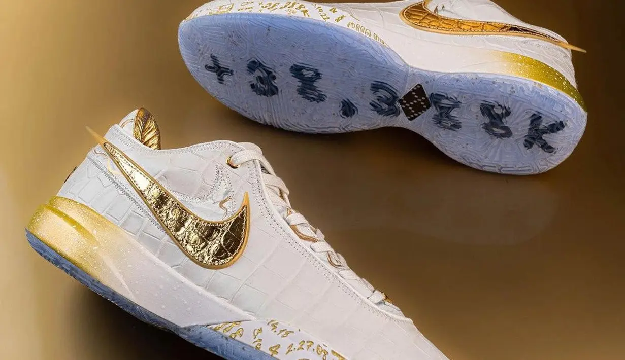 Sebagian besar permukaan dasar sepatu memiliki motif kulit buaya dalam warna putih. Artikel ini telah tayang di Kompas.com dengan judul "LeBron James Cetak Poin Terbanyak NBA, Nike Buat Sepatu Khusus". [Foto: Nike.dok]