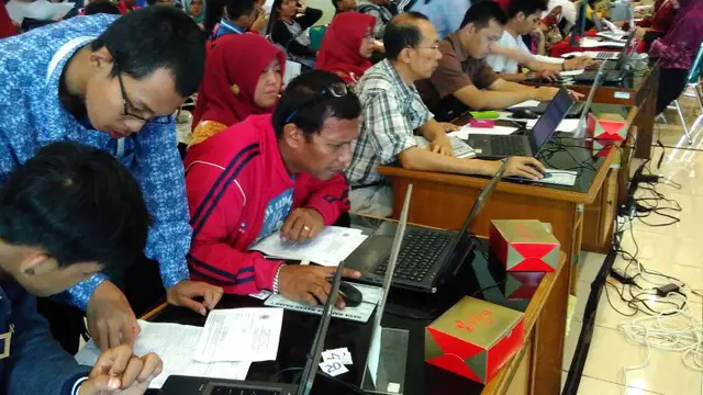 Ratusan Wajib Pajak tumpah ruah di Kantor Pelayanan Pajak (KPP) Pratama Tanah Abang Dua dan Tiga, Jakarta Pusat, Selasa (29/3/2016).