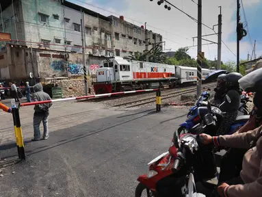 Suasana perlintasan sebidang di Jalan Ampera, dekat Stasiun Bekasi Timur, Bekasi, Jawa Barat. PT Kereta Api Indonesia (KAI) Daop 1 Jakarta telah memasang palang pintu di perlintasan sebidang Jalan Ampera, dekat Stasiun Bekasi Timur, Bekasi, Jawa Barat. (Kapanlagi.com/Budy Santoso)