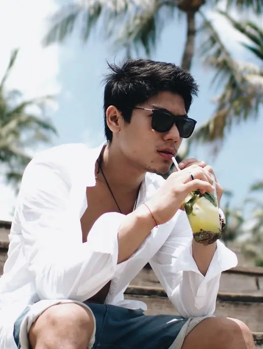 Kacamata hitam sepertinya sudah menjadi andalan Rizky Billar. Kali ini pemain sinetron Jangan Panggil Gue Pak Haji itu tampil dengan gaya kasual lengkap mengenakan kacamata hitam. Penampilannya terlihat makin trendi. (Liputan6.com/IG/rizkybillar)