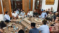 Ratusan alumni Universitas Al-Azhar, Mesir yang tergabung dalam Organisasi Internasional Alumni Al-Azhar Indonesia (OIAA) Cabang Jawa Timur mendukung Muhammad Al Barra maju sebagai Bupati Mojokerto. (Dok Istimwa/Liputan6)