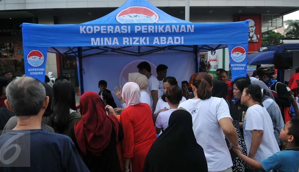 Suasana keramaian pasar ikan murah di Pelataran Parkir Sarinah, Thamrin, Jakarta Pusat, Minggu (26/6). Kementerian KKP juga memberi kesempatan kepada pelaku usaha rumahan untuk berkreasi menghasilkan olahan ikan. (Liputan6.com/Gempur M Surya)