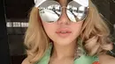 Artis Bella Sofie berpose dengan mengenakan kacamata plus topi di salah satu foto Instagramnya. Wanita yang terkenal dengan sensasinya tersebut kini mengecat rambutnya dengan warna super blonde. (Instagram.com/ bellashofie05)
