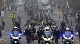 Ribuan polisi Liverpool mengantar jenazah Dave Phillips saat upacara pemakaman di Gereja Anglican, Liverpool, Inggris, Senin (2/11/2015). Dave Phillips meninggal ditabrak saat mencoba memberhentikan sebuah mobil ketika bertugas. (REUTERS/Darren Staples)