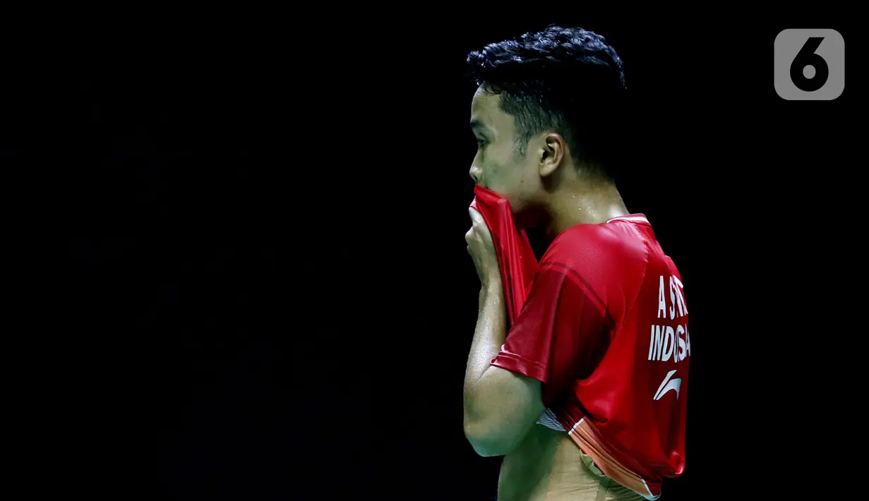 Pebulu tangkis tunggal putra Indonesia, Anthony Sinisuka Ginting saat bertanding melawan Viktor Axelsen (Denmark) pada Semifinal Indonesia Masters 2022 di Istora Senayan, Jakarta, Sabtu (11/6/2022). Anthony Sinisuka Ginting kalah 15-21, dan 15-21. (Liputan6.com/Helmi Fithriansyah)