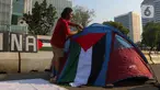 Sejumlah orang yang tergabung dalam Koalisi Musisi untuk Gaza melakukan aksi mendirikan tenda di depan Kedutaan Besar Amerika Serikat, Jakarta, Jumat (10/5/2024). (Liputan6.com/Herman Zakharia)