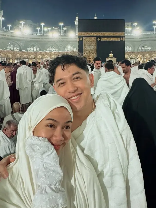 Yura Yunita Donne Maulana umrah