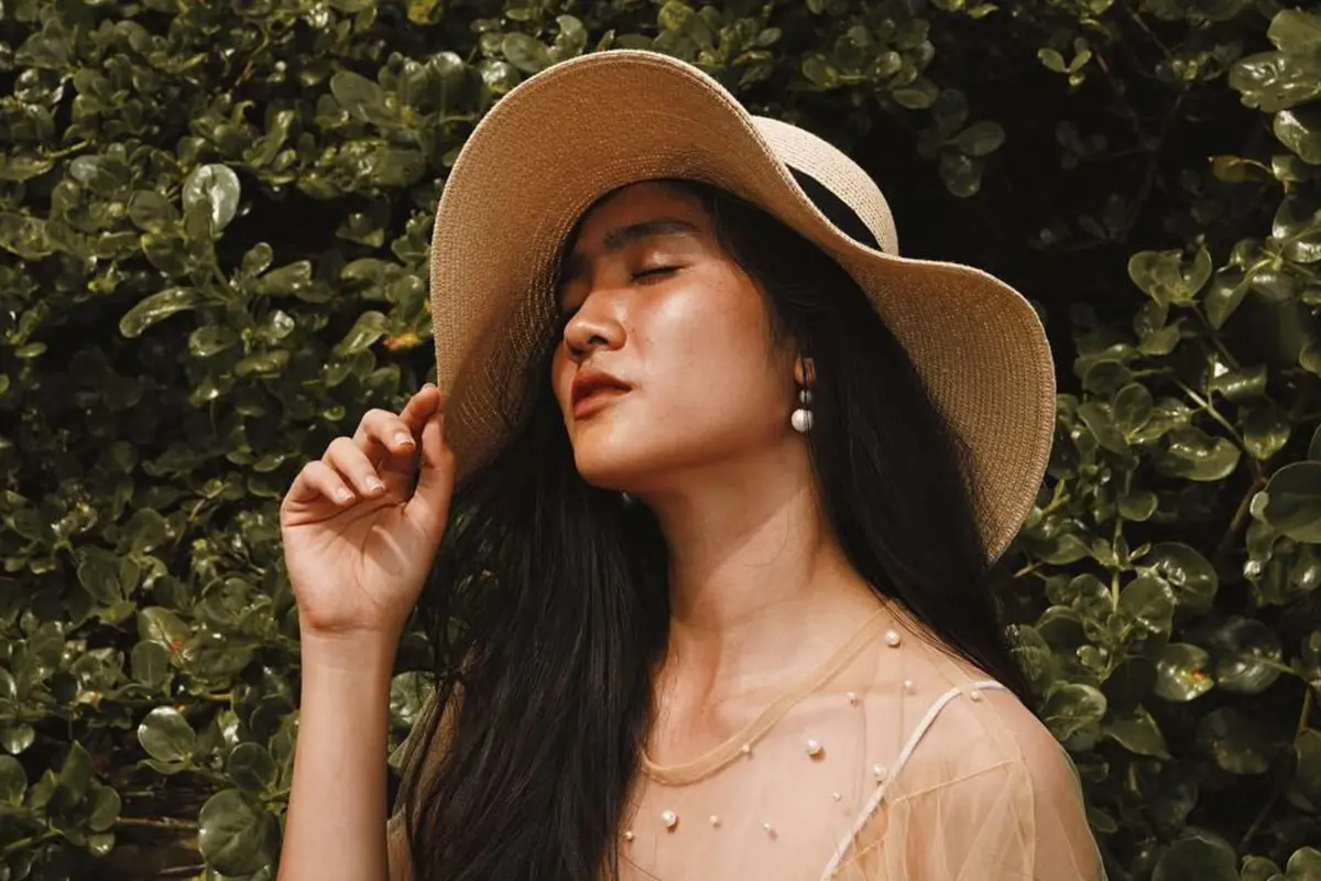 FOTO: Gaya Febby Rastanty Pakai Topi Pantai, Tampil Mempesona