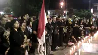 Lilin keprihatinan dan seruan damai masyarakat lintas iman Banyumas untuk Indonesia atas tragedi kemanusiaan yang telah terjadi. (Foto: Liputan6.com/Muhamad Ridlo)