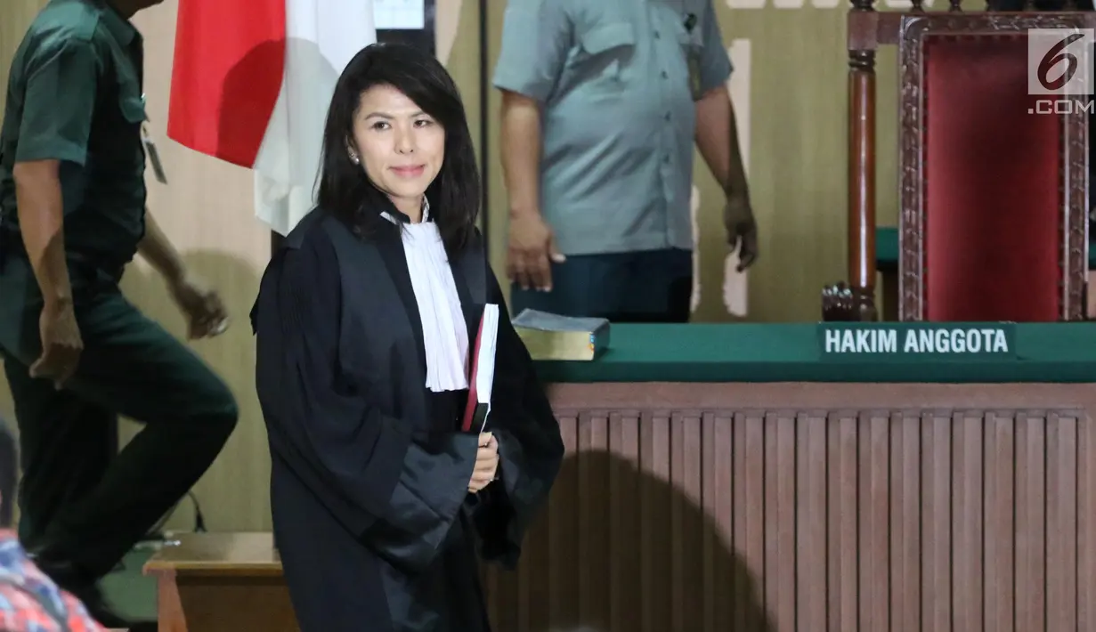 Fifi Lety Indra menghadiri sidang perdana peninjauan kembali (PK) Basuki Tjahaja Purnama atau Ahok di Gedung PN Jakarta Utara, Senin (26/2). Massa pro dan kontra Ahok berunjuk rasa di luar gedung PN Jakarta Utara. (Liputan6.com/Arya Manggala)