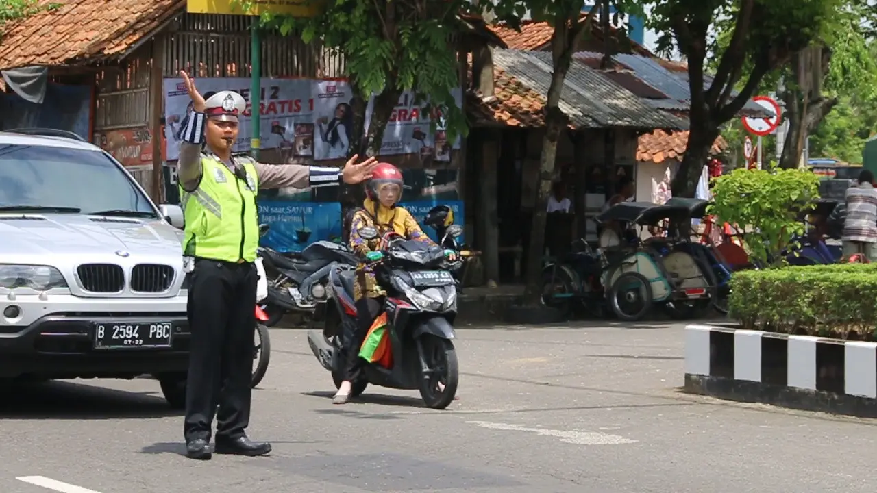Polisi mengatur lalu lintas di Jalan Lintas Selatan (JLS) di ruas Kebumen. (Foto: Liputan6.com/Polres Kebumen/Muhamad Ridlo)