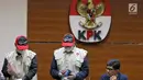 Wakil Ketua KPK Laode Muhammad Syarif (kanan) dan petugas menunjukkan barang bukti Oprasi Tangkap Tangan (OTT) hakim PN Balikpapan Kayat di Gedung KPK, Sabtu (4/5/2019). KPK mengamankan uang muka Rp 100 juta untuk membebaskan Sudarman (SDM) di kasus pemalsuan surat. (Liputan6.com/Johan Tallo)