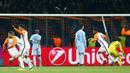 Para pemain Shakhtar Donetsk merayakan gol yang dicetak Bernard ke gawang Manchester City pada laga Liga Champions di Stadion Metalist, Kharkiv, Rabu (6/12/2017). Shakhtar menang 2-1 atas City. (AP/Efrem Lukatsky)